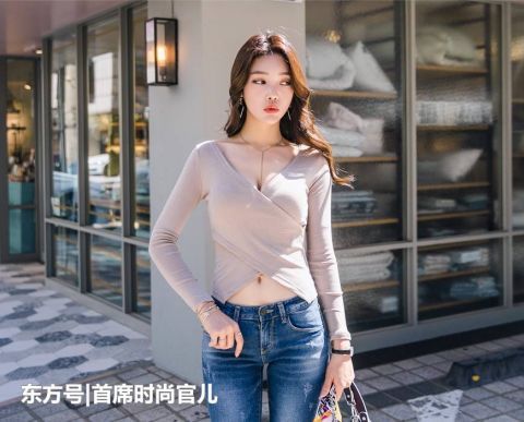  『身材』街拍：身材曼妙的大姐姐，穿搭时尚牛仔裤，更显年轻靓丽！