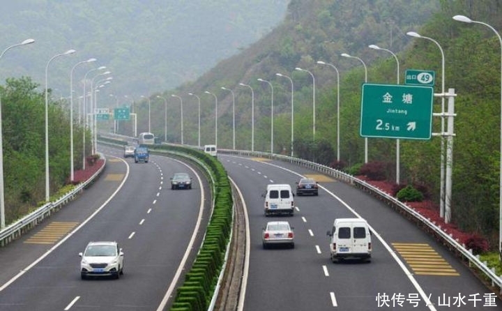  #高速公路上行驶#为何有人在超车道上还打左转灯？新手知道原因