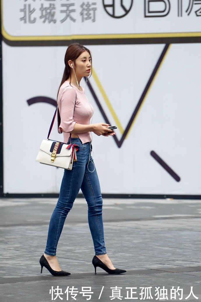 街拍：性感甜美很美的美女，丰腴有致,优雅凸显清新脱俗的气质