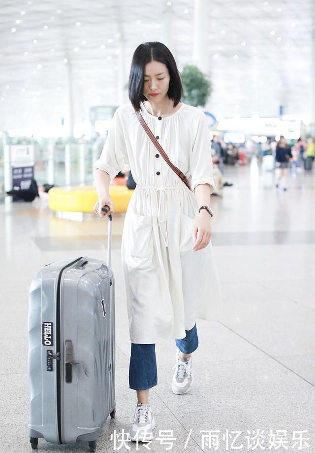 刘雯清新范儿现身,却在小白裙里面穿长裤,网友:超模任性呗!