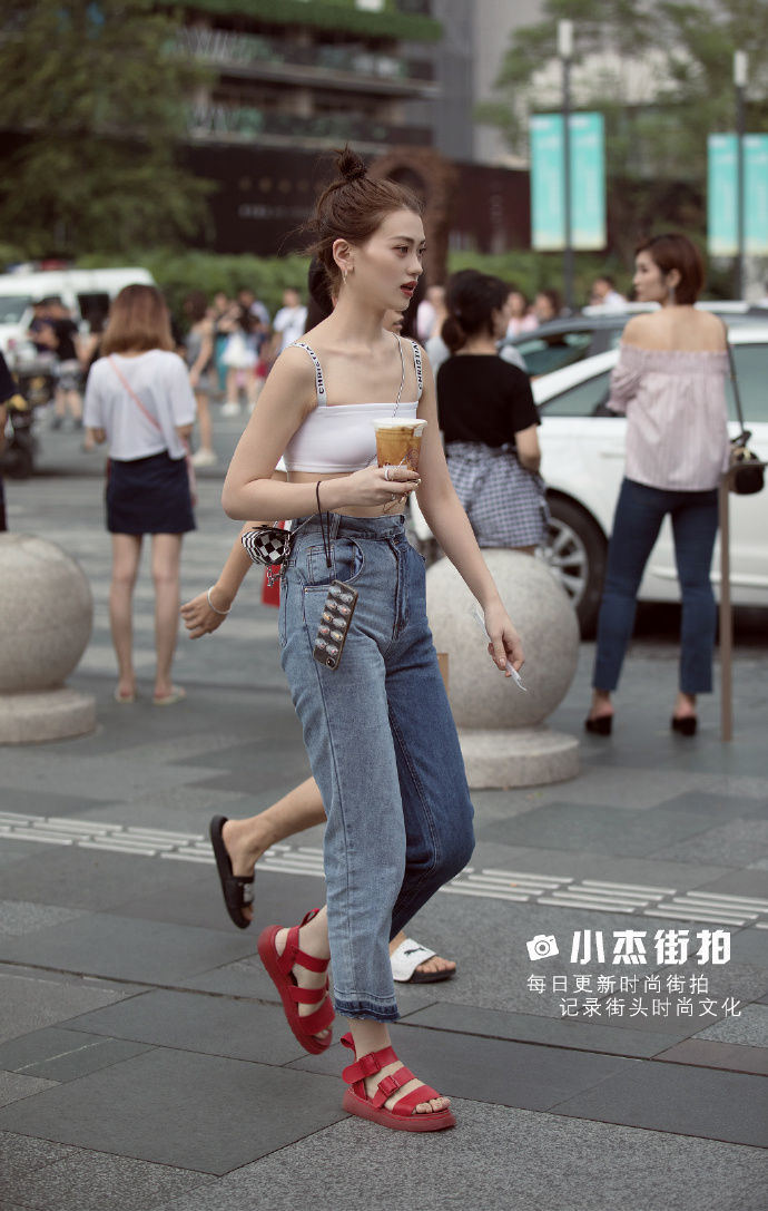 街拍成都:六款青春减龄的时尚穿搭，展示出清纯校园的美!
