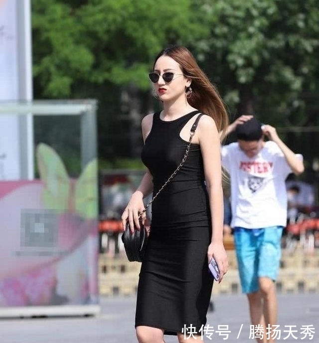  小姐姐：路人街拍,小姐姐五官精致,穿柔美的白色上衣,潇洒又优雅