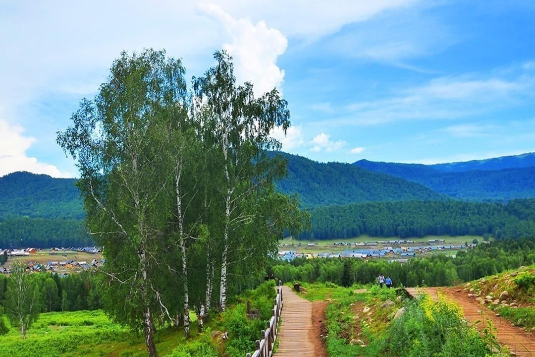 新疆有一村子,被誉为“中国第一村”,秋天被金黄色包围