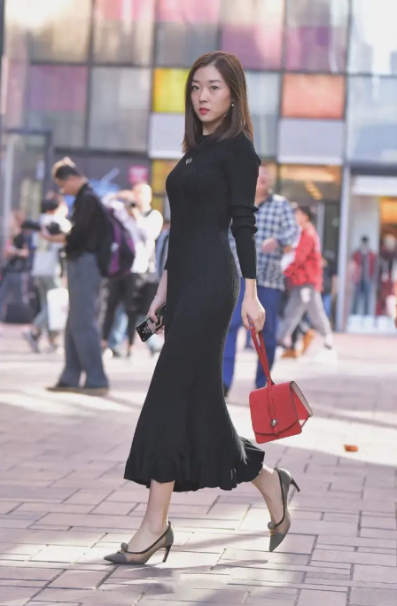  #黑色#街拍: 黑色长裙真时尚, 性感尽在不言中