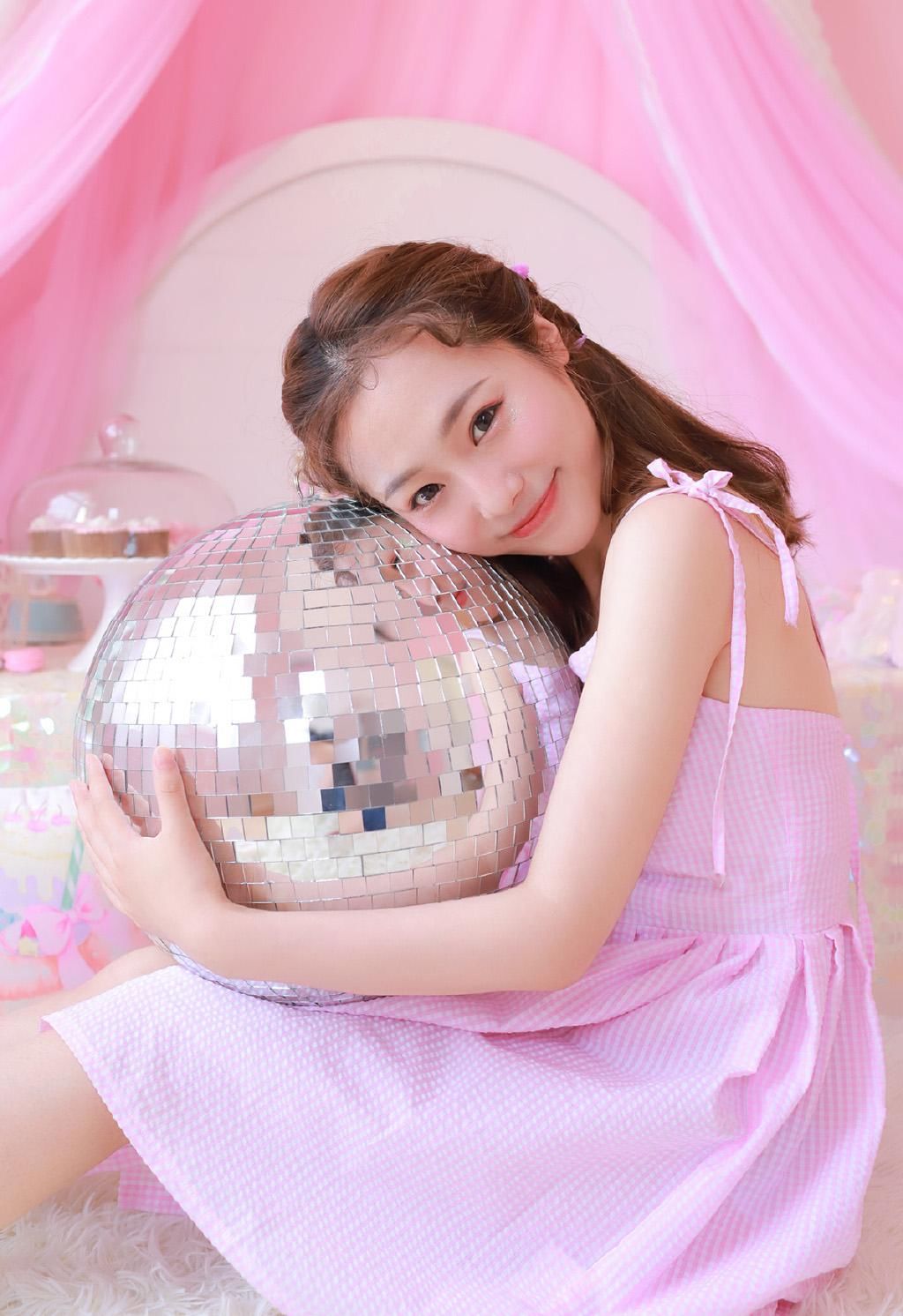 性感漂亮小姐姐吊带爆乳粉红诱惑图片