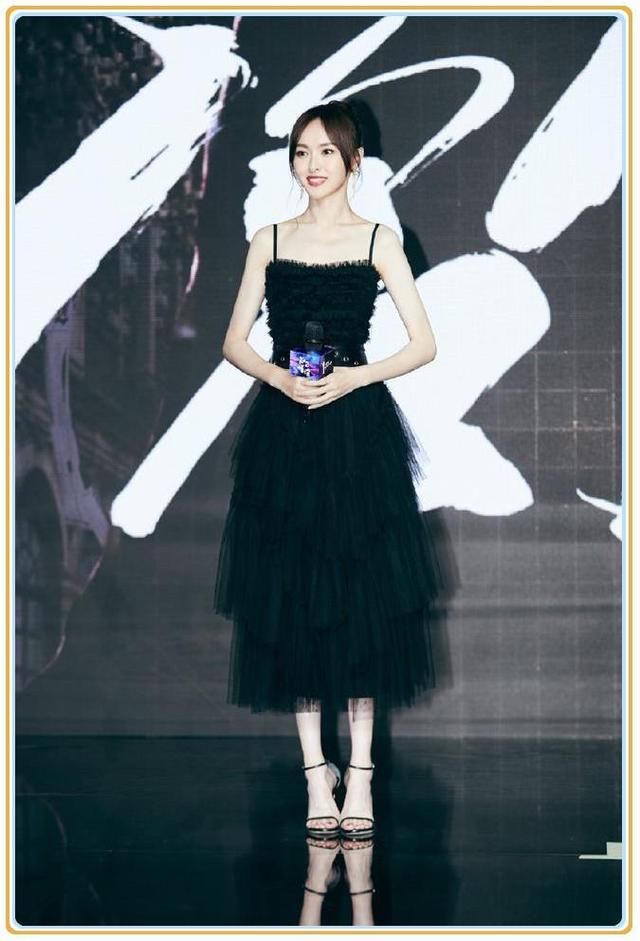 本以为穿黑天鹅裙的唐嫣长腿逆天，但看到关晓彤这效果，我沉默了