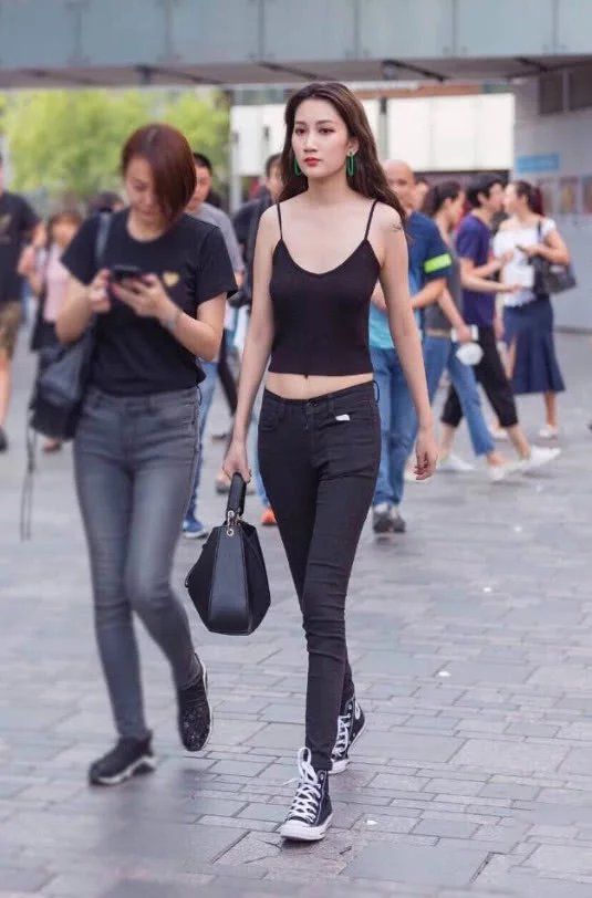 身穿黑色吊带紧身裤小姐姐，大长腿秒杀超模让路人目瞪口呆，我忍
