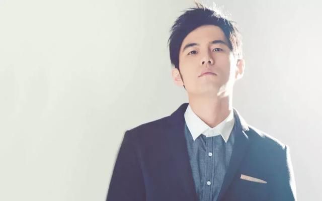 一张演唱会合照就造谣周杰伦让她怀孕，现在造谣的成本也太低了吧