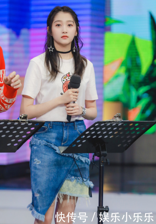 关晓彤厉害了，裙子用几块破布拼成，破到不行却很时尚！