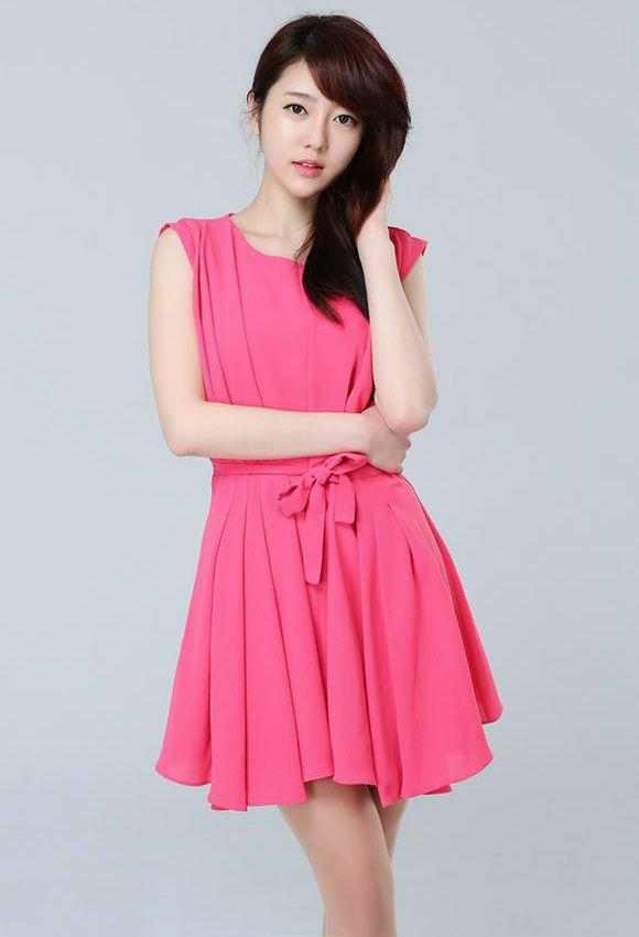 连衣裙展现迷人性感好身材, 美丽时髦