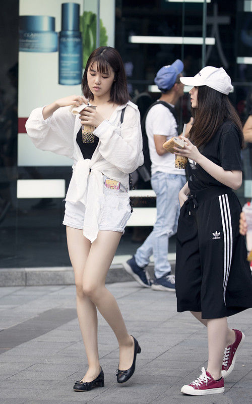 街拍路人，尽显青春范的独特穿搭参考，让你的夏天充满时尚与活力