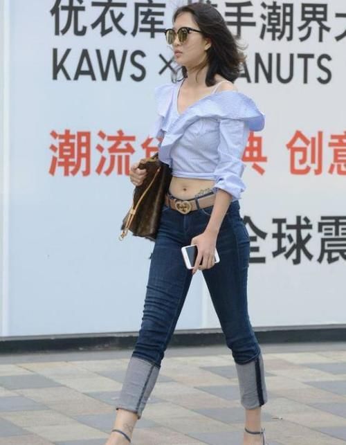 「气质」街拍:明眸皓齿的美女,一件白色斜肩上衣配黑色短裤,唯美气质