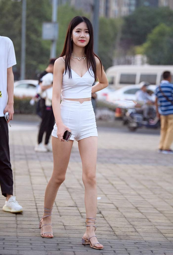 活泼漂亮的姑娘, 小性感穿搭, 高挑身材显得腰身太瘦了！