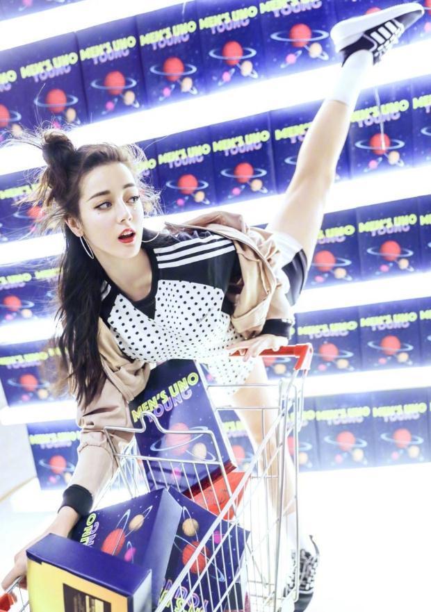 迪丽热巴扎起丸子头可爱又迷人，没想到！拍照姿势谁都模仿不了！