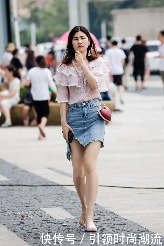 路人街拍，袅娜少女羞，岁月无忧愁