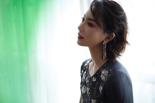 41岁的陈数身穿印花旗袍大秀好身材，古典优雅，这气质真不是盖的