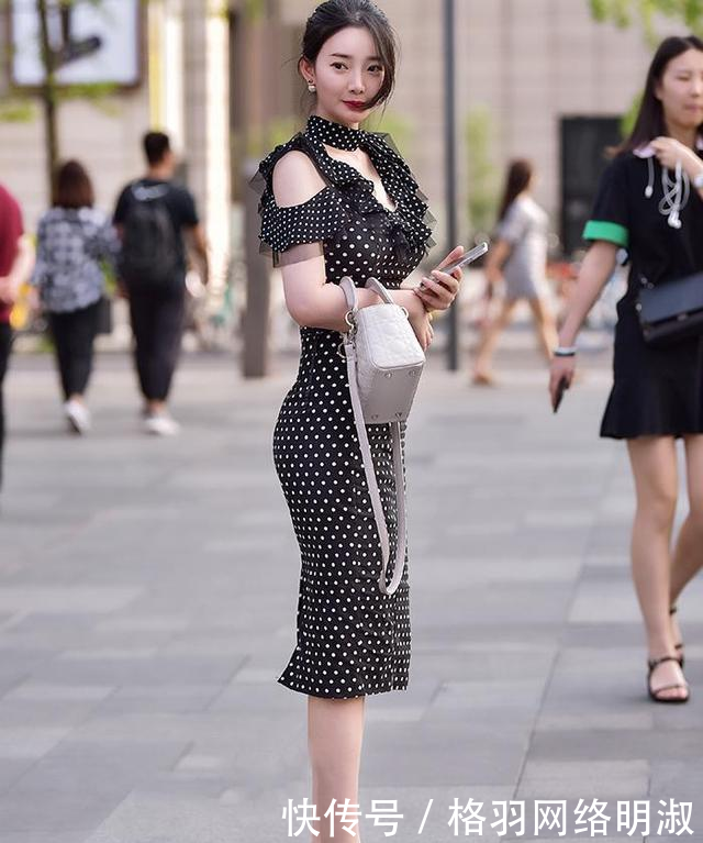 花哨■纯色裙要让位了!今春流行“花哨裙”,唯美浪漫,街头女孩都在穿