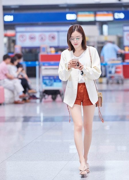37岁的秦岚太厉害了!白色T恤搭短裤像20岁的少女，时髦精