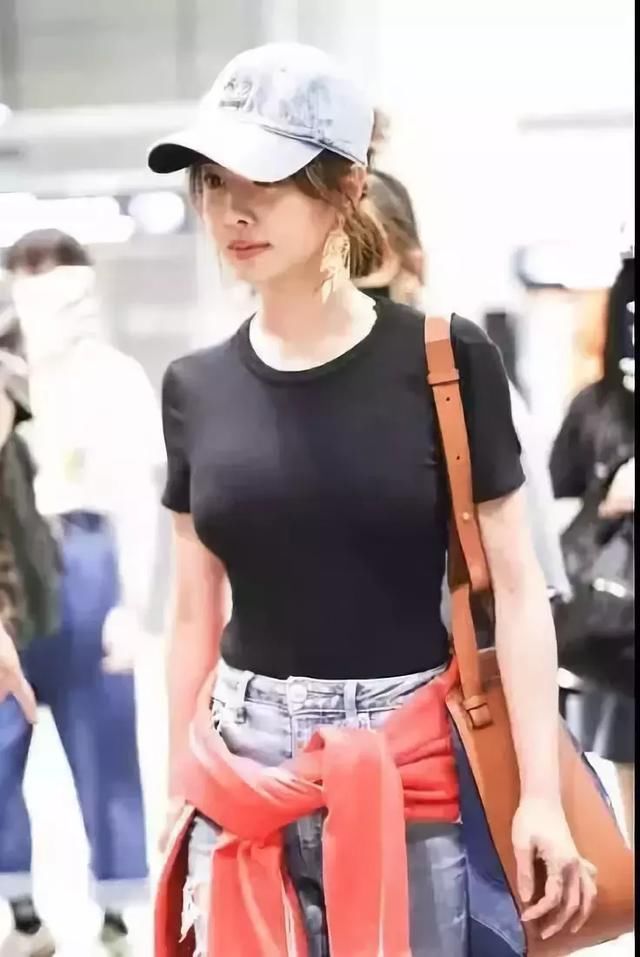 蔡依林性感T恤大露背，却被网友吐槽内衣款式太大妈