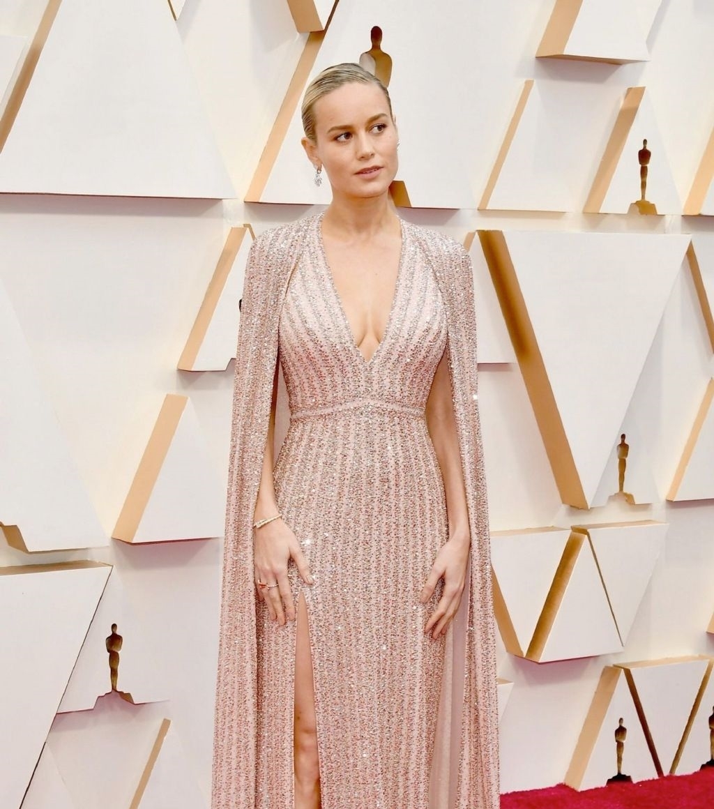 「不少」“惊队”布丽·拉尔森现身活动!容颜虽憔悴不少,身材却让人惊艳