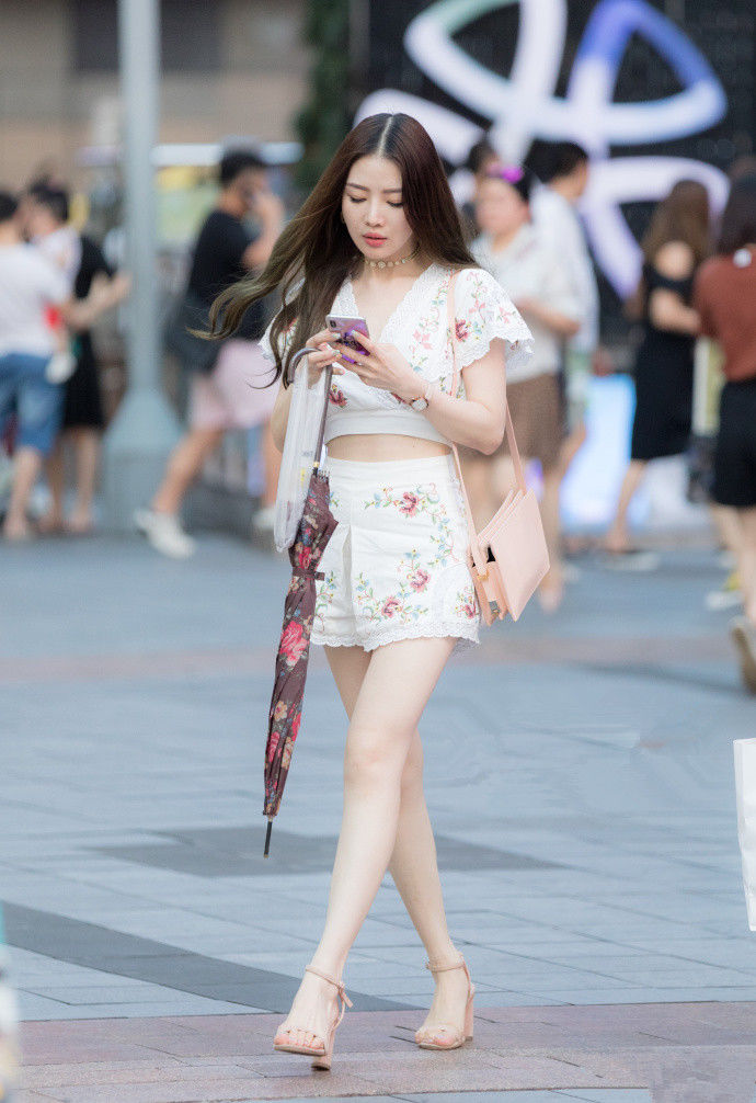 街拍路人，炎热的天气，作为女神的你怎么少得了一条时尚的裙子?