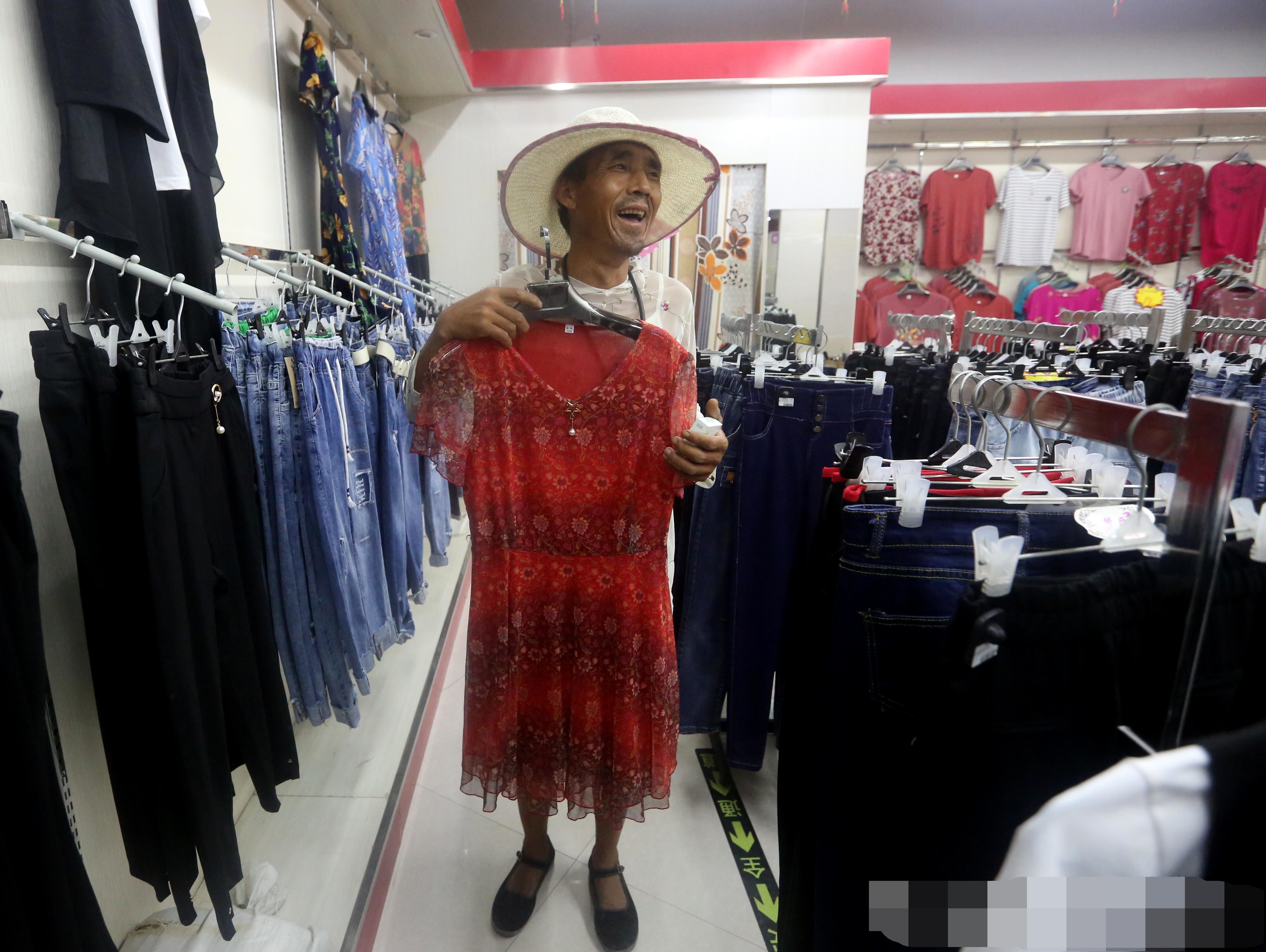 51岁男子每天穿漂亮裙子 拉垃圾攒钱欲做变性手术