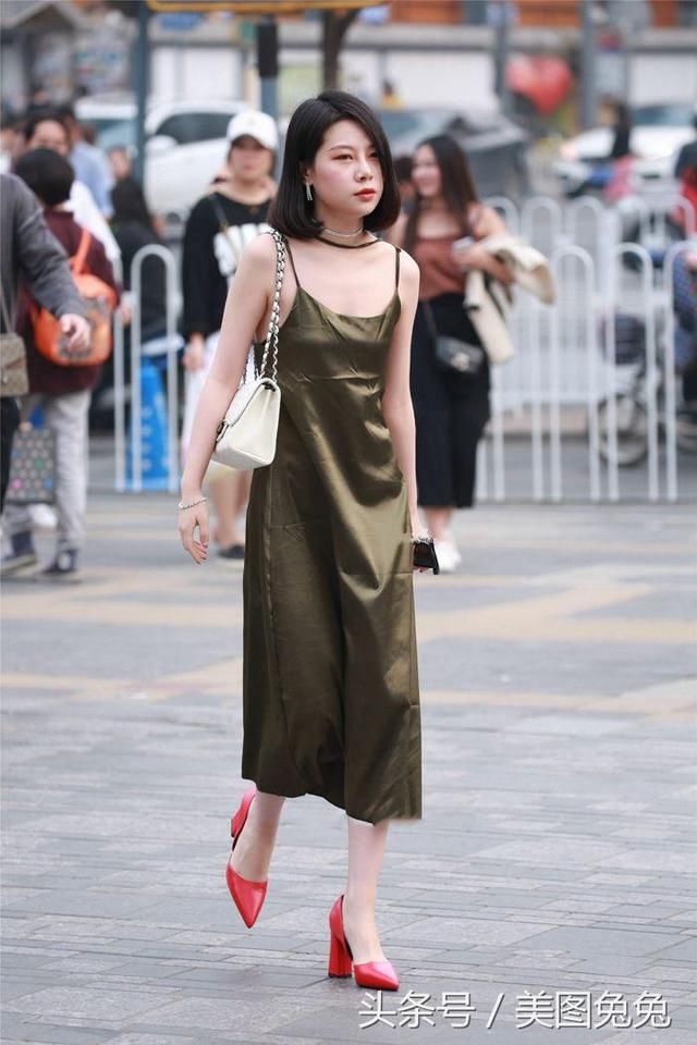 街拍：气质美女打扮有水准，简单连衣裙就能穿出别样风情魅力！