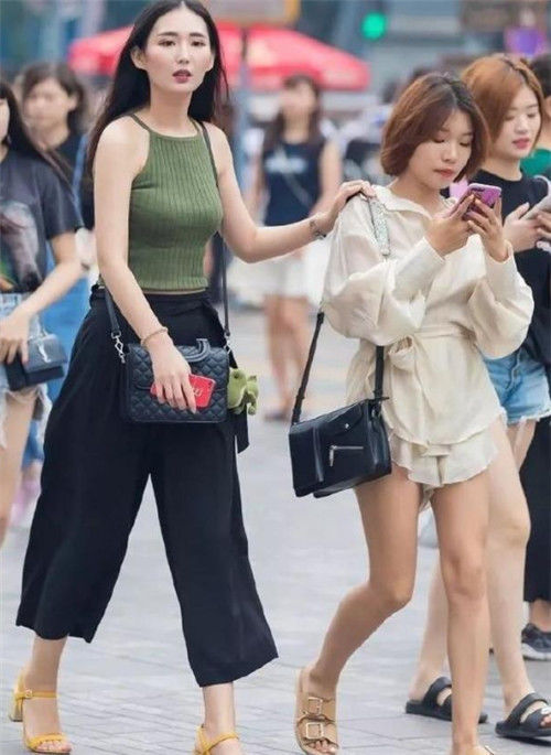  不已：街拍：气质满分的小美女，仙女般的气质，令人羡慕不已