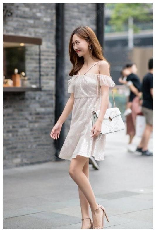 街拍：图2穿着大胆，图4漂亮多姿，图6时尚有女人味