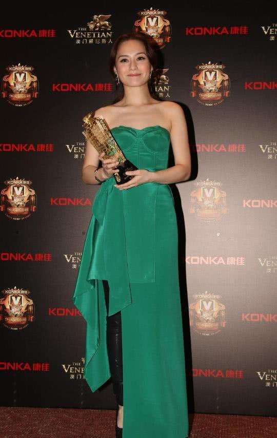 钟欣潼简直了! 皮裤配绿色长裙, 网友: 颜值高就能随便穿?