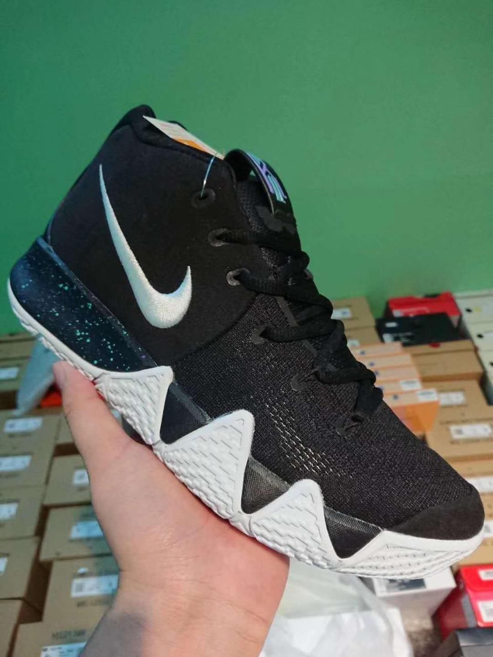 给自家汉子买东西，想送男朋友一双鞋，400以内有什么好推荐吗?