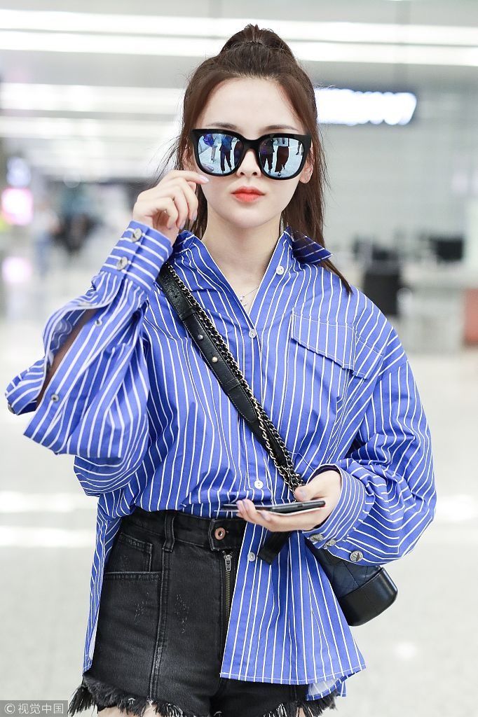 杨超越新歌“破音”反圈粉捂嘴偷笑 条纹衫慵懒秀美腿星味十足