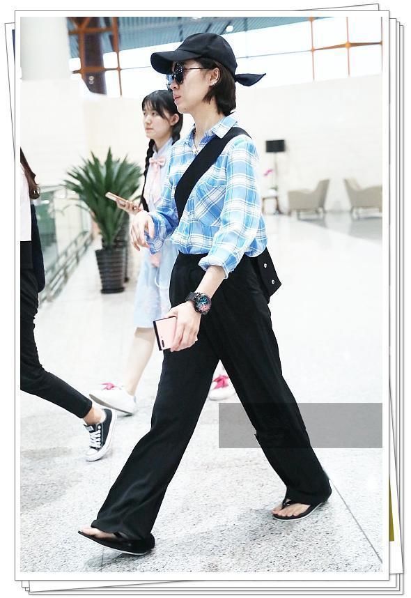 郁可唯放飞自我!穿阔腿裤配人字拖，网友:这腿真不像168的身高