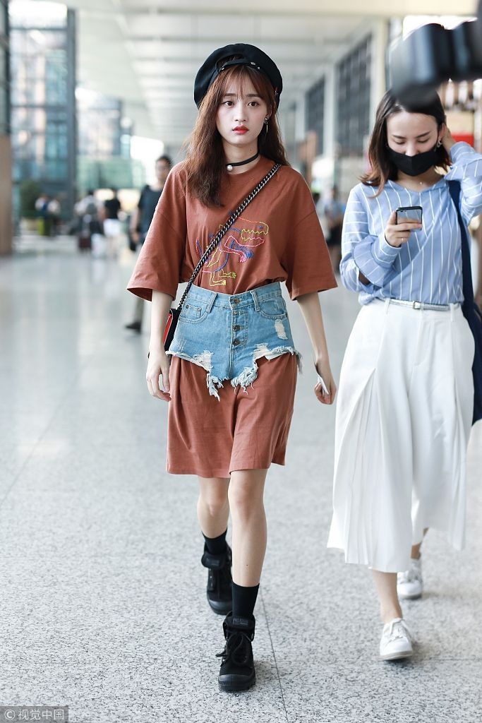 黄婷婷超短牛仔裙当腰封潮味十足 戴贝雷帽甜美少女风养眼