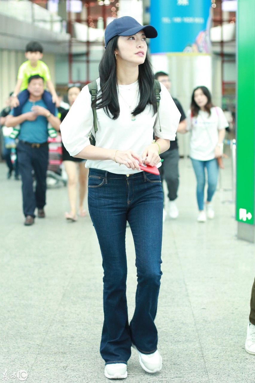 姚晨戴黑色棒球帽穿白色T恤搭配牛仔裤现身机场
