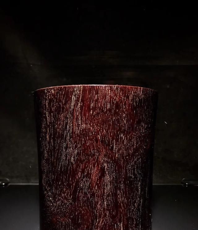 浙江富商从潘家园拉回一大块木头, 一刀切开 满头大汗、如临大敌