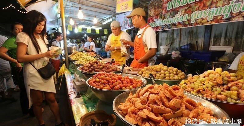 泰国普吉岛素食节,乩童针刺刀枪穿脸,中国游客