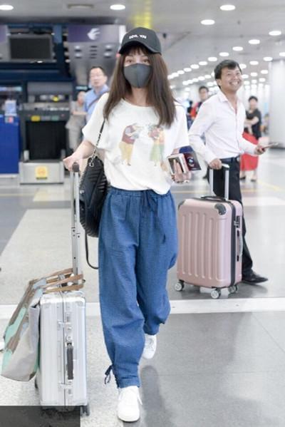 马伊琍机场放飞自我，热裤短到撩人，却抵不过同场姚笛的灯笼裤？