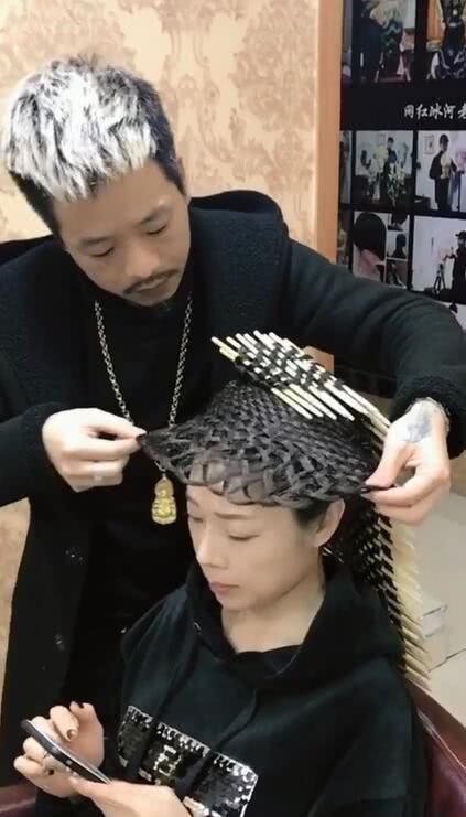 美女花三个小时做出新发型，在街上回头率极高，全街人都在看她