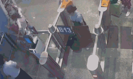 女子伸腿“绊”高铁，原因竟是？