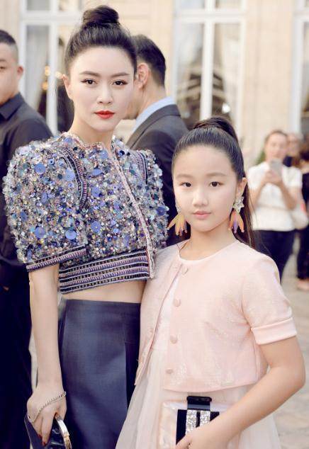 43岁田海蓉风韵犹存，下身只穿一件短裤，网友：穿太短坐下不方便