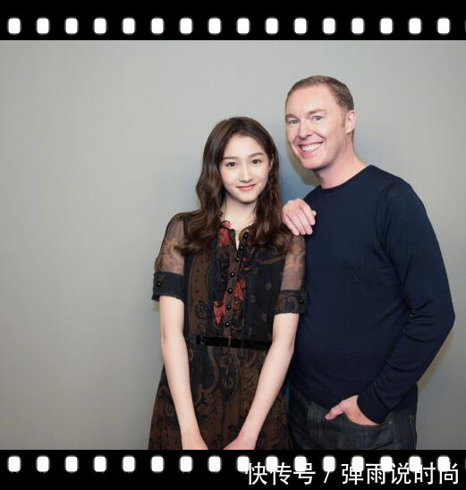 关晓彤年仅21岁气质轻松碾压外国超模 时尚穿搭更显优雅