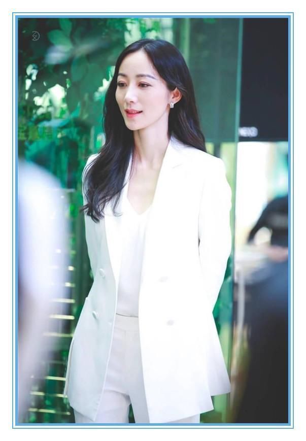 当35岁韩雪与42岁赵薇同穿白西装，才知道仙气和霸气的差距有多大