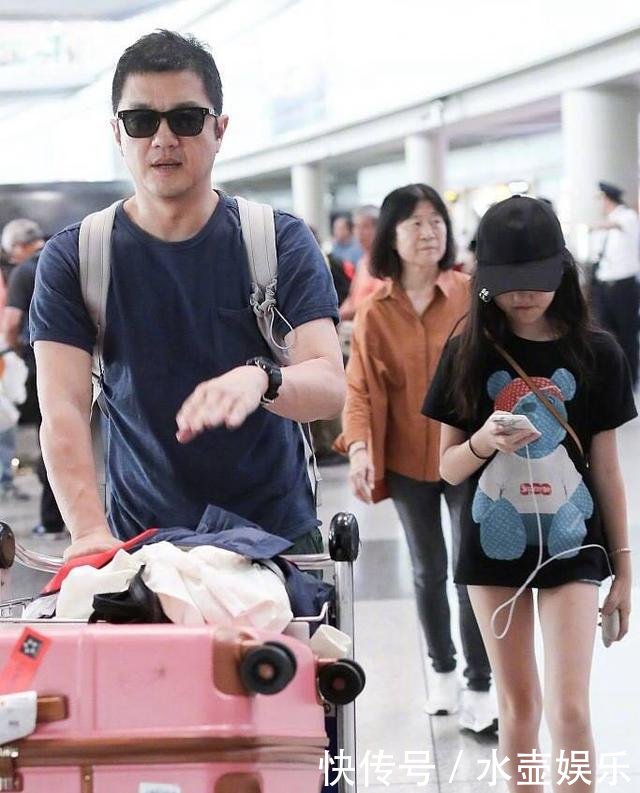 李亚鹏携女儿现身机场，李嫣大长腿亮了，难怪能去时装周走秀！