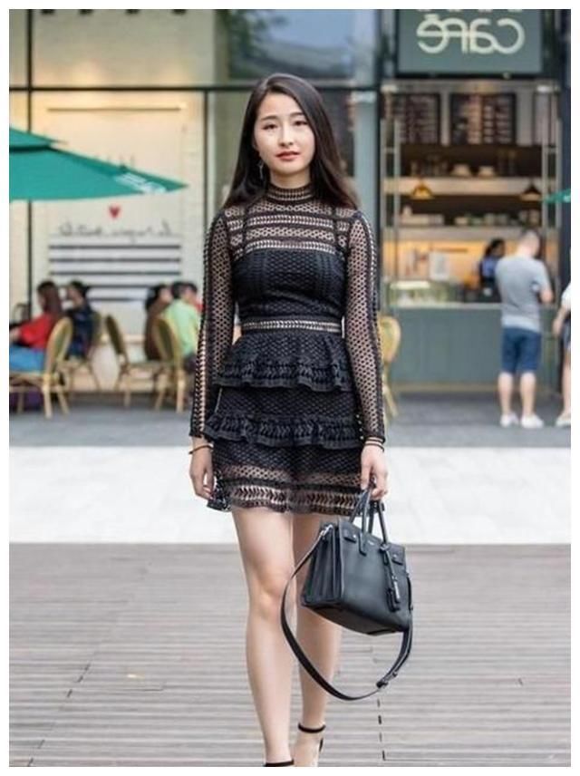 街拍:修身上衣超短裤,逆天的长腿是不是很迷人!