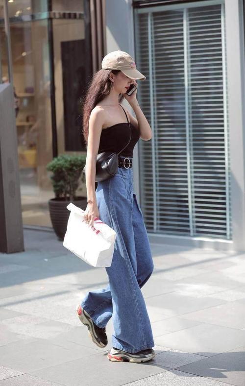 街拍：美女拥有模特的身材姣好的容貌，还有一双大长腿，让人着迷