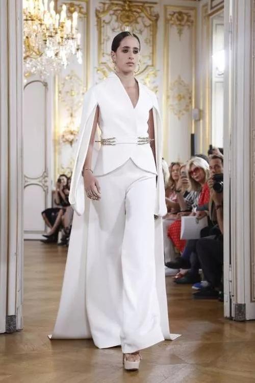 不走秀就回去继承家业？沙特史上第一位走上高定秀场的模特就是她