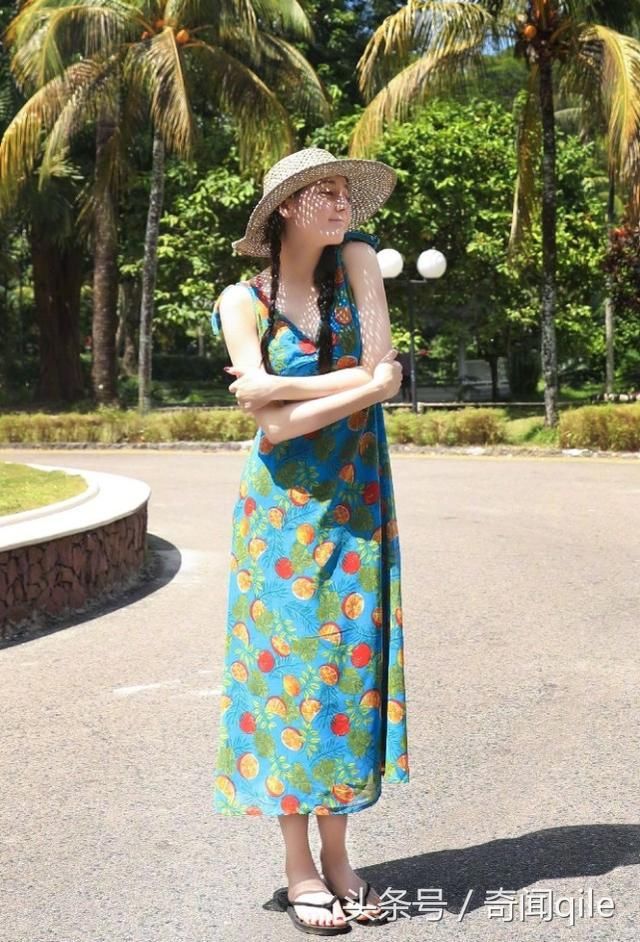 迪丽热巴美出新高度，一袭吊带碎花裙秀完美身材，鞋跟超级显眼！