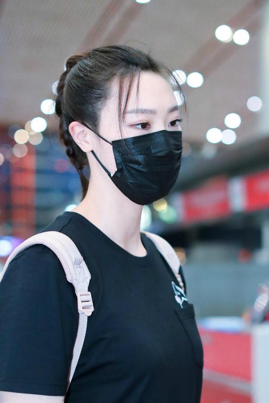 惠若琪的上衣不够长, 也敢下半身只穿打底裤, 网友: 为了显腿长呗