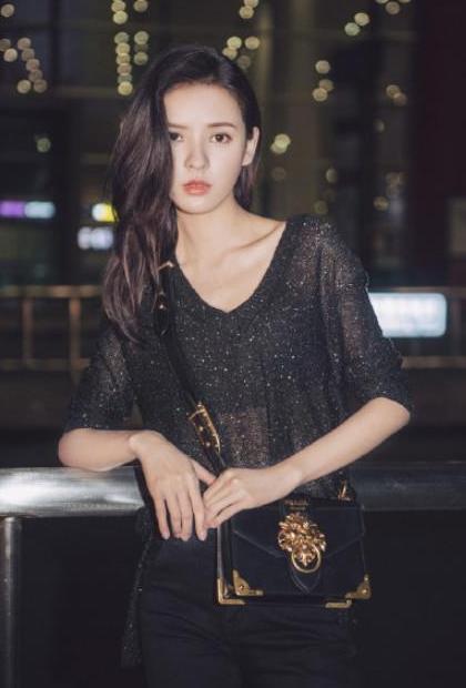 张予曦穿透视衫搭喇叭裤身材“碾压”路人 网友: 这腿是真是存在